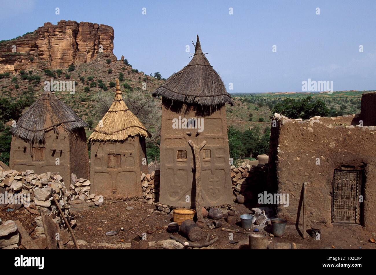 Trois greniers et une maison dans le village de Dogon Banani, Bandiagara (Liste du patrimoine mondial de l'UNESCO, 1989), Mopti, au Mali. Banque D'Images