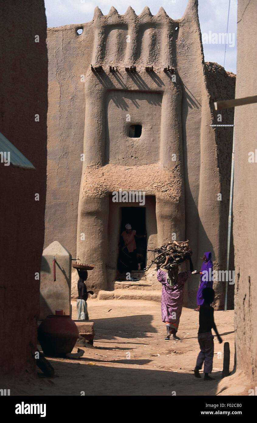 Entrée d'un bâtiment de l'argile et de paille, Djenné (Liste du patrimoine mondial de l'UNESCO, 1988), au Mali. Banque D'Images