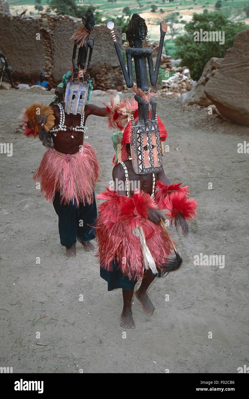 Les danseurs Dogon effectuant la danse rituelle Dama portant des masques Kanaga, au Mali. Banque D'Images