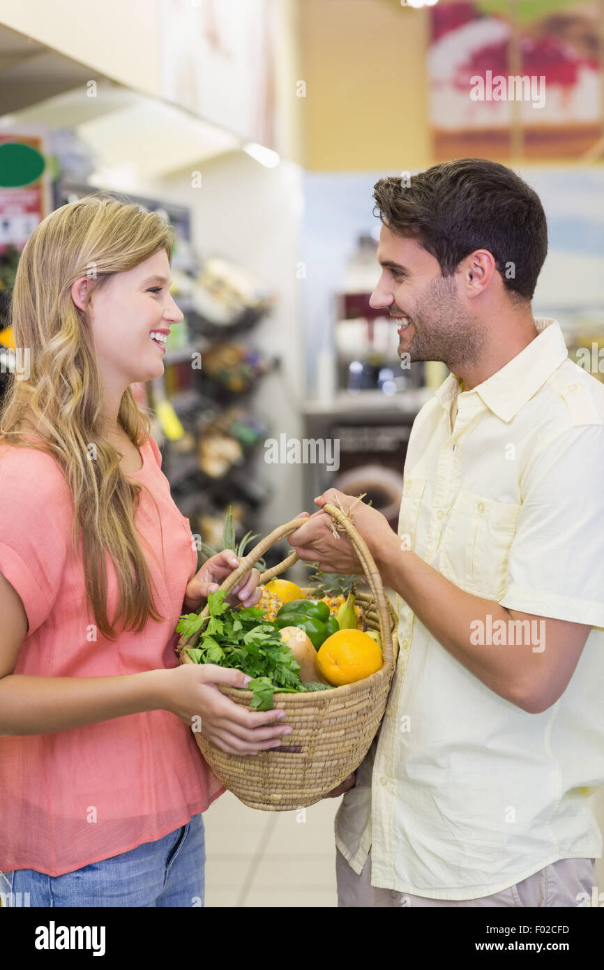 Smiling couple lumineux d'acheter les produits alimentaires Banque D'Images