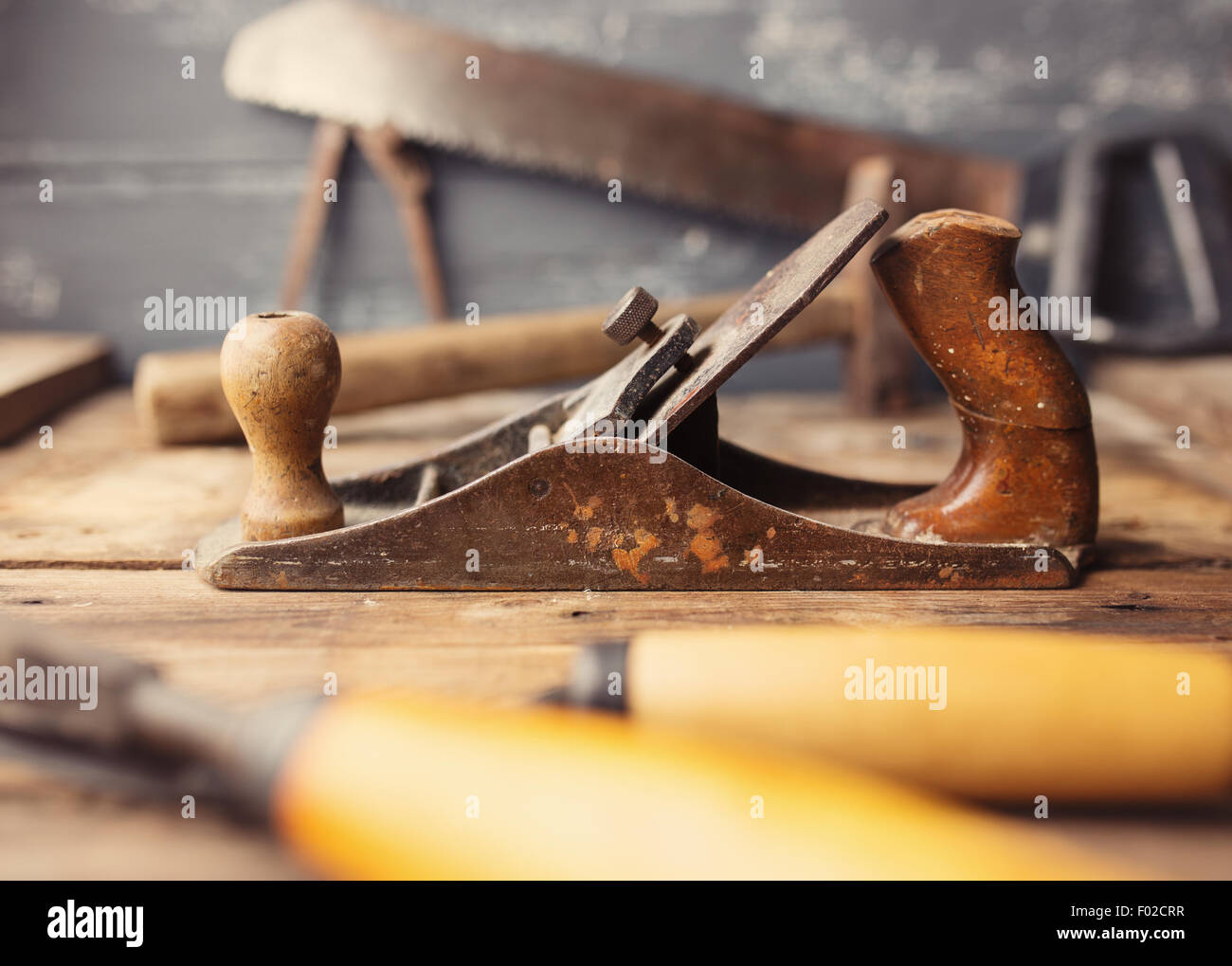 Outils à main vintage od sur fond de bois. Travail de charpentier Banque D'Images Outils à main vintage od sur fond de bois. Travail de charpentier Banque D'Images