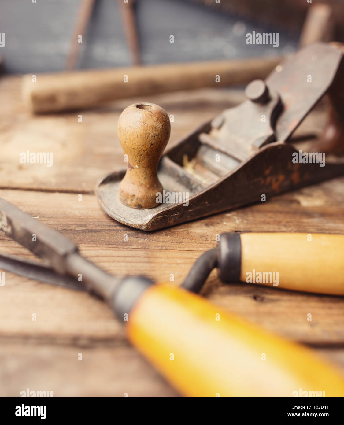 Outils à main vintage od sur fond de bois. Travail de charpentier Banque D'Images Outils à main vintage od sur fond de bois. Travail de charpentier Banque D'Images