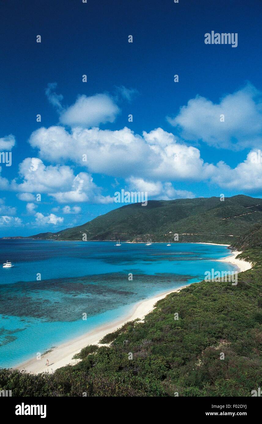 Plage et pointe, l'île de Virgin Gorda, îles Vierges britanniques, Territoire britannique d'outre-mer, Royaume-Uni. Banque D'Images