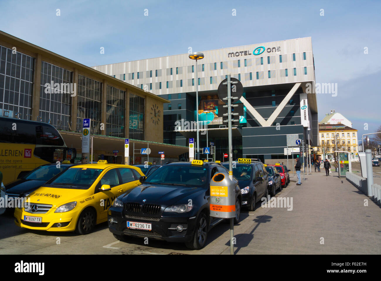 Les taxis, en face de la gare, la gare de l'ouest, le centre de Vienne, Autriche Banque D'Images