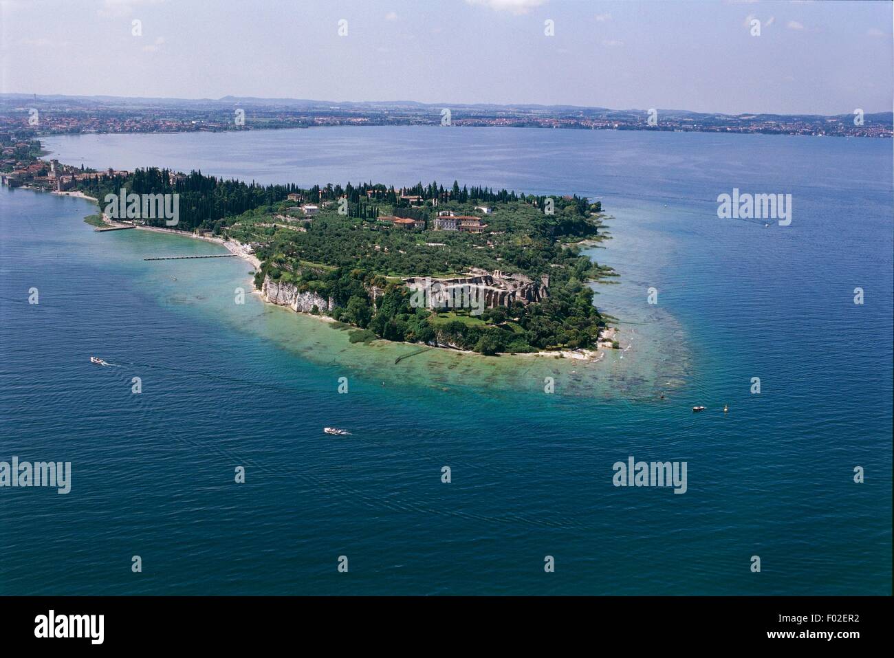 Vue aérienne de la grotte de Catulle, villa romaine à Sirmione sur le lac de Garde ou Benaco - Province de Brescia, Lombardie, Italie Banque D'Images