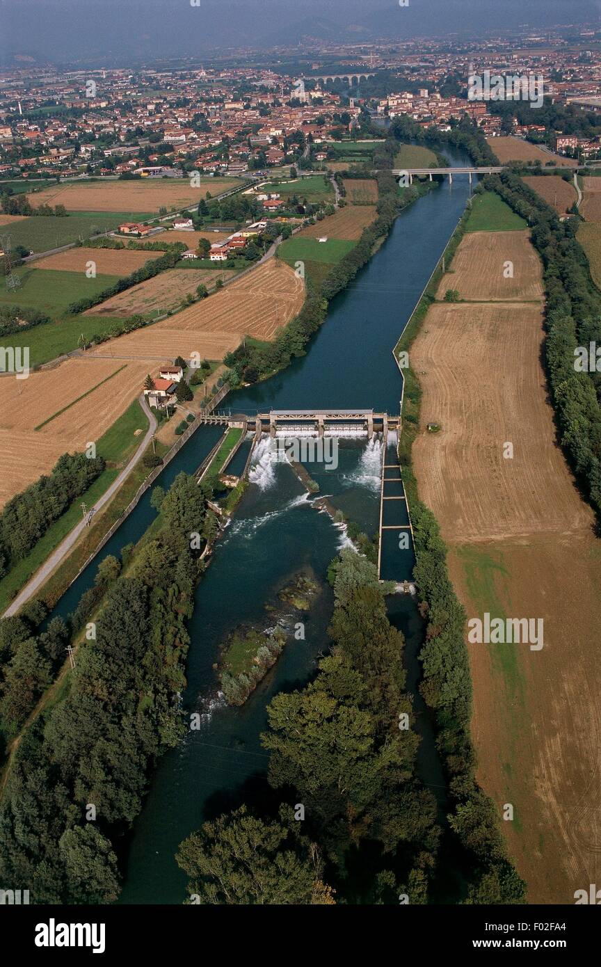 Vue aérienne d'un barrage sur la rivière Acheter Oglo près de Palazzolo Sull'Oglio - Province de Brescia, Lombardie, Italie Banque D'Images