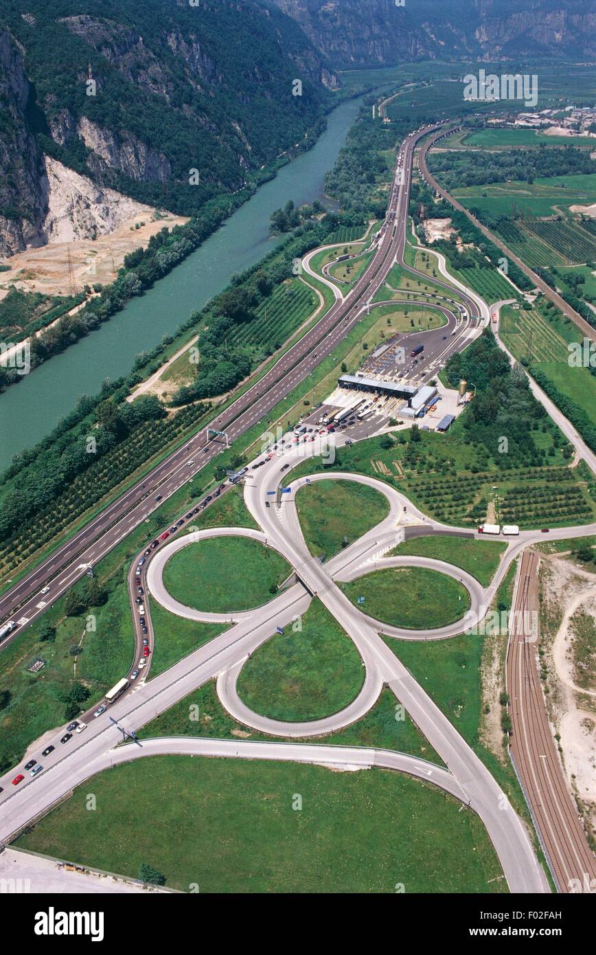 Vue aérienne de la sortie de l'autoroute A22 Brennero à Trento - Région du Trentin-Haut-Adige, Italie Banque D'Images