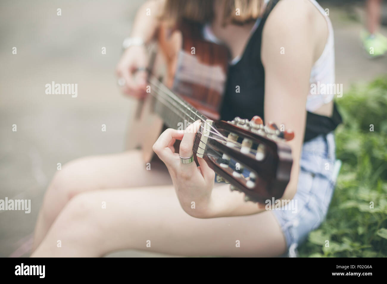 Portrait d'une jeune femme jouant de la guitare Banque D'Images