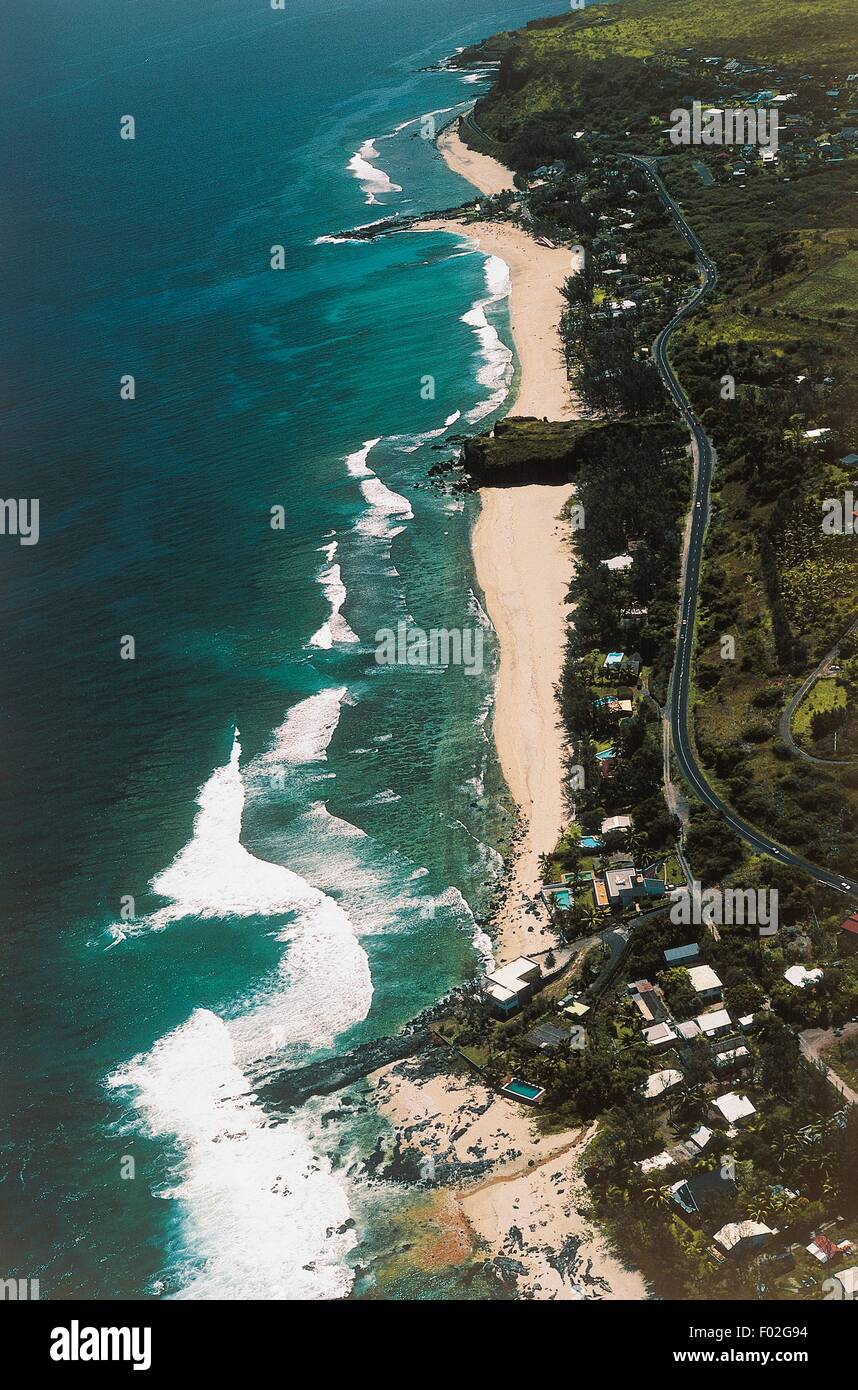 Plage sur la côte ouest de la réunion, Mascareignes, département d'outre-mer de la République française. Banque D'Images