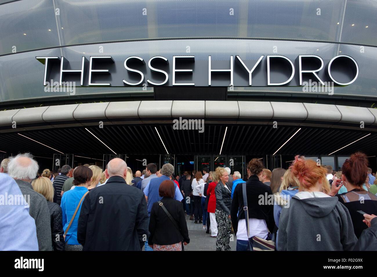 Les clients faisant la queue pour entrer dans l'entrée principale de l'Hydro de l'ESS pour un concert à Glasgow, Ecosse, Europe Banque D'Images