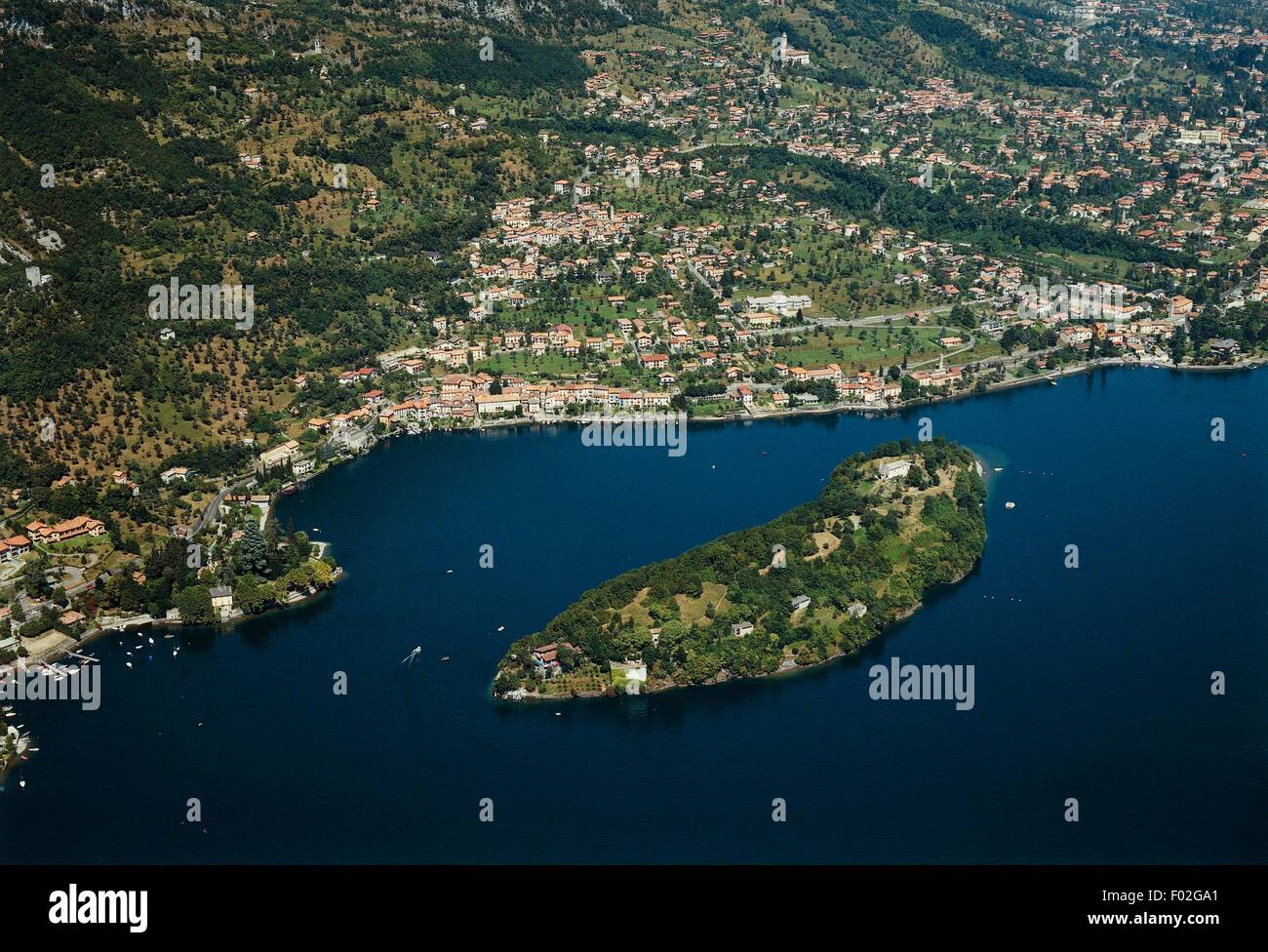 Vue aérienne du lac de Côme ou Lario avec île Comacina - Lombardie, Italie Banque D'Images