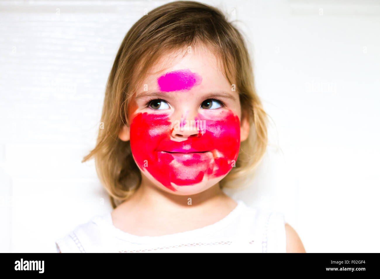 Portrait d'une fille avec tout son visage rouge à lèvres Banque D'Images