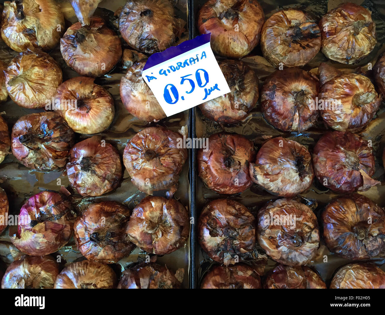 Close-up d'oignons grillés dans un marché de rue, Sicile, Italie Banque D'Images
