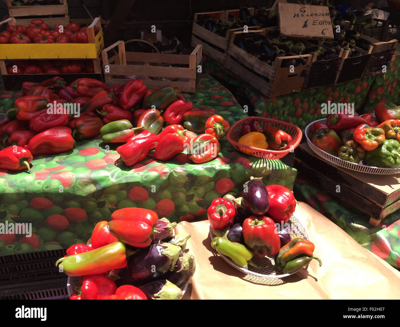 L'aubergine et les poivrons dans un marché de rue, Sicile, Italie Banque D'Images