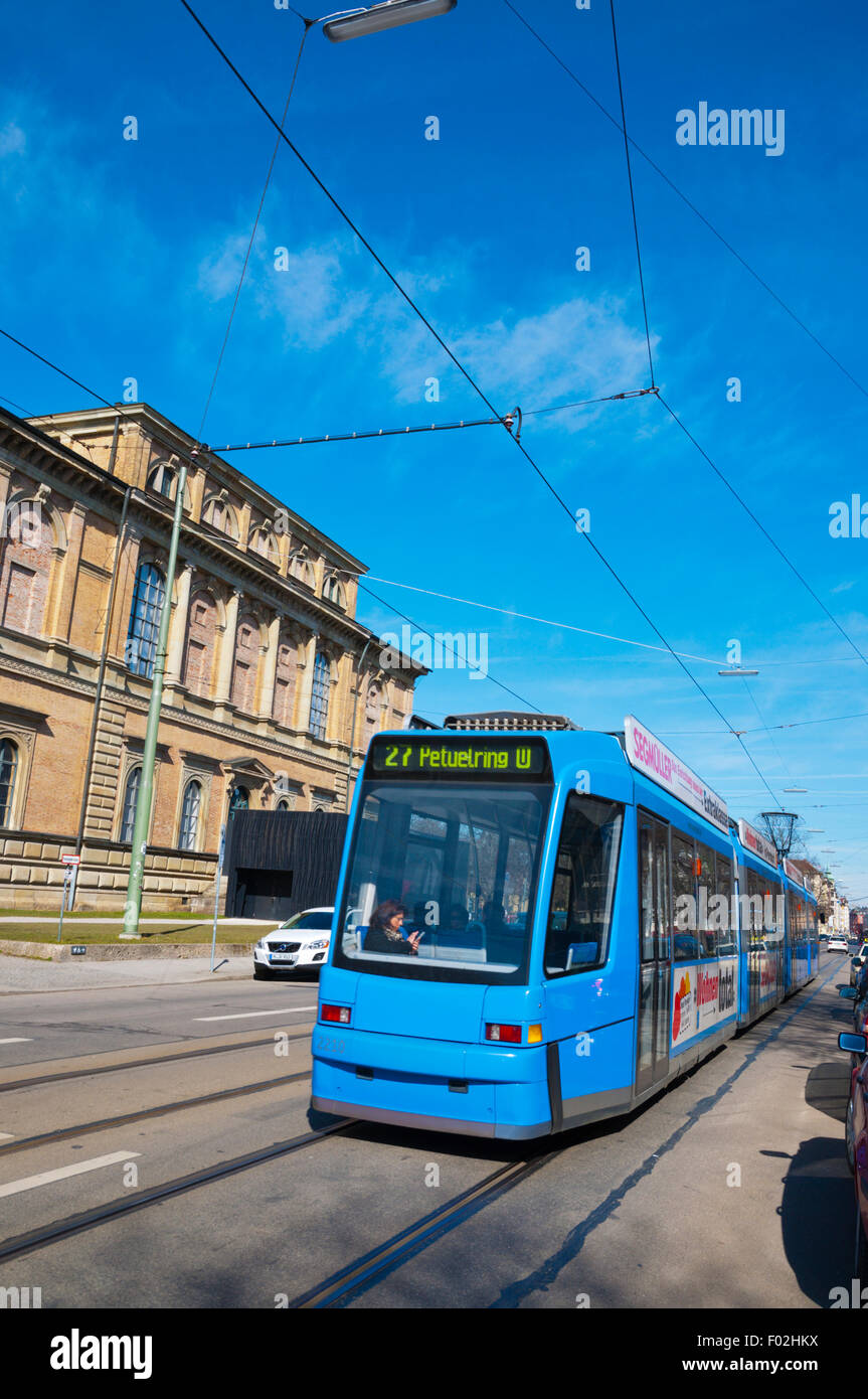 Le tramway, en face de la Pinakothek der Moderne musée, Maxvorstadt, Munich, Bavière, Allemagne Banque D'Images