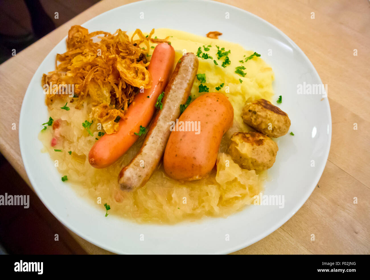 Saucisses bavaroises et de la viande, de la plaque avec purée de pommes de terre et de la choucroute, Zum Augustiner beer hall, vieille ville, Munich, Allemagne Banque D'Images