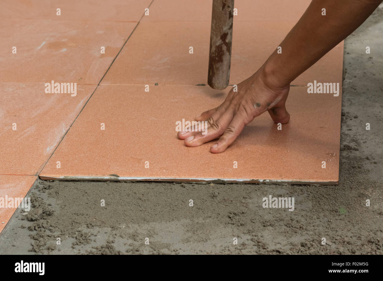 Un plâtrier est à la maison, carrelage carrelage rénovation adhésif à la maison Banque D'Images