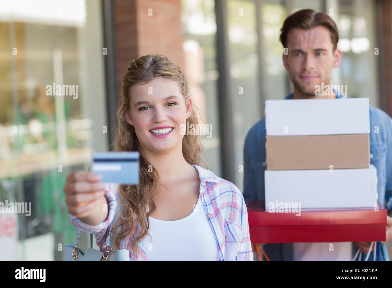 Portrait d'un couple heureux montrant leur nouvelle carte de crédit Banque D'Images