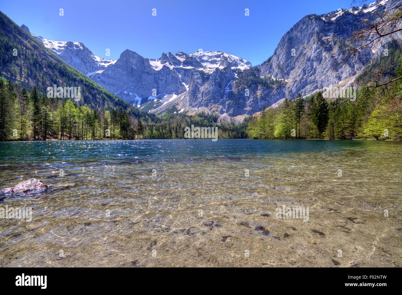 Beau lac de montagne dans les Alpes autrichiennes Banque D'Images