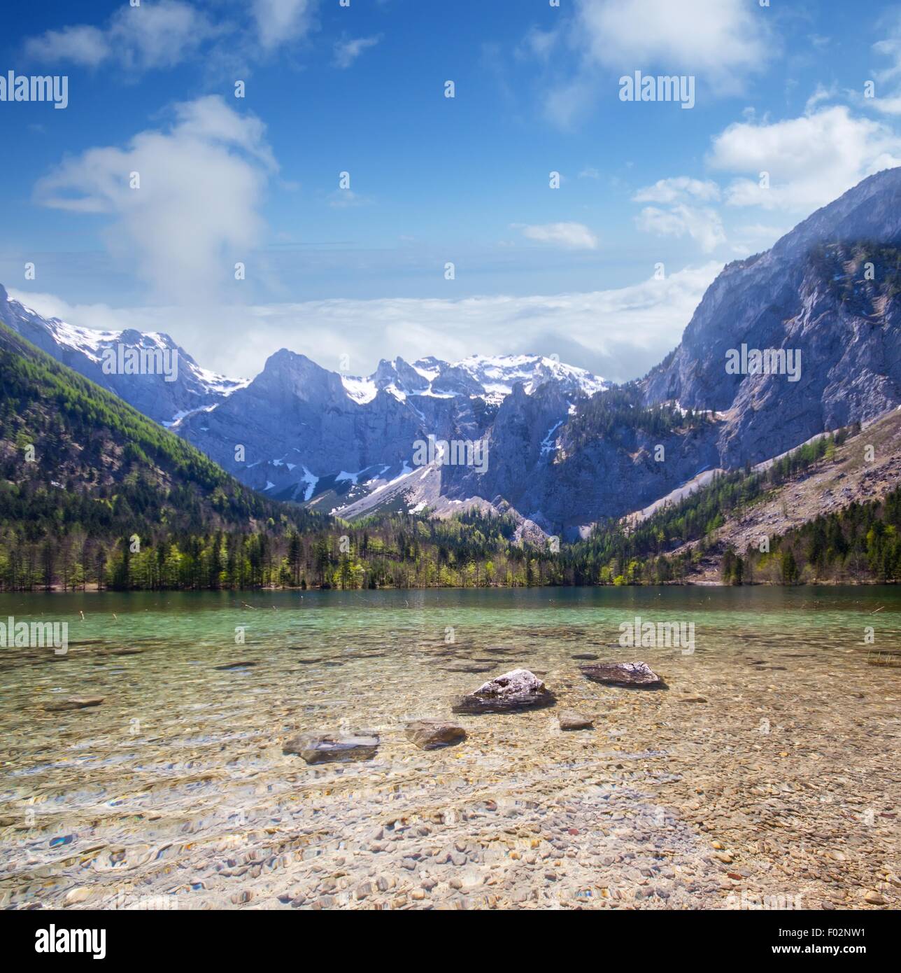 Beau lac de montagne dans les Alpes autrichiennes Banque D'Images