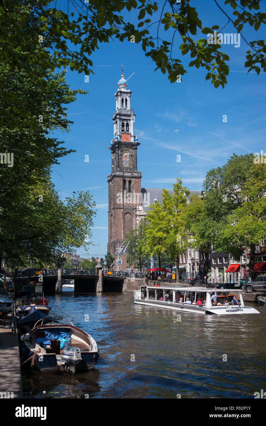 Les canaux d'Amsterdam Westerkerk et se prélasser au soleil d'été Banque D'Images