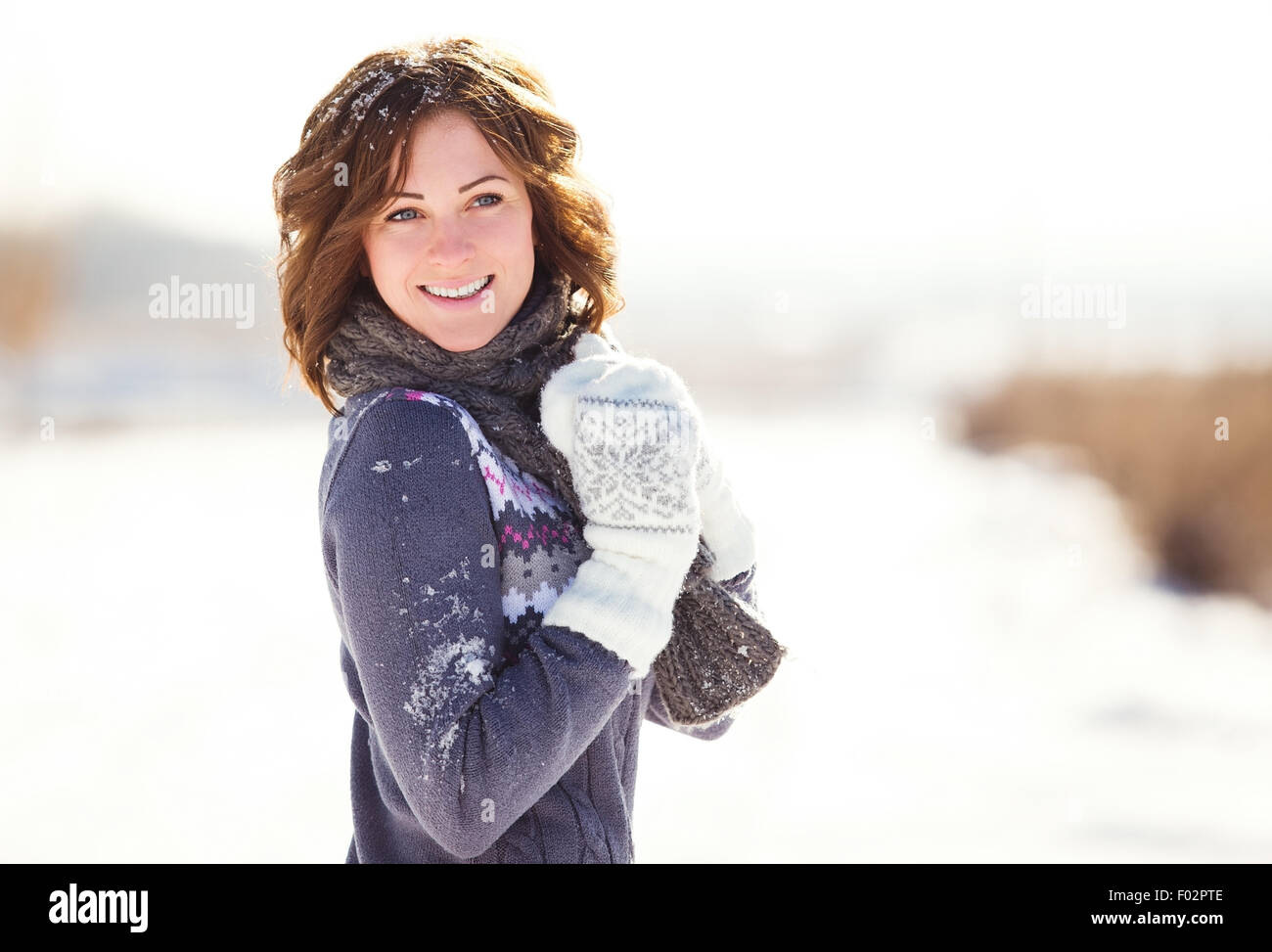 Portrait of happy young woman vous amuser au beau jour d'hiver ensoleillé Banque D'Images