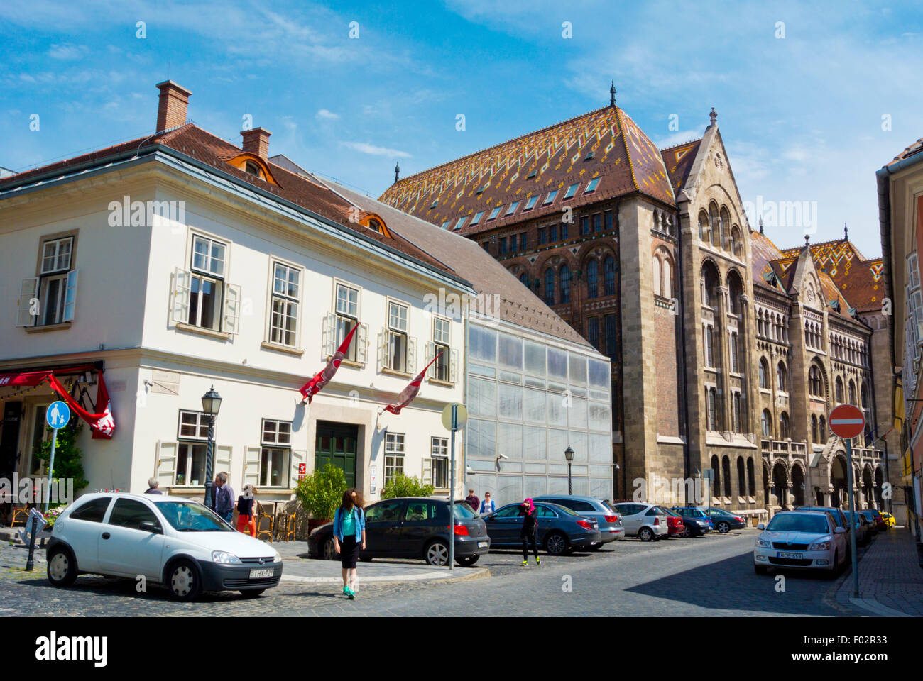 Nandor utca, Archives de l'État avec en arrière-plan, quartier du château de Buda, à Budapest, Hongrie, Europe Banque D'Images