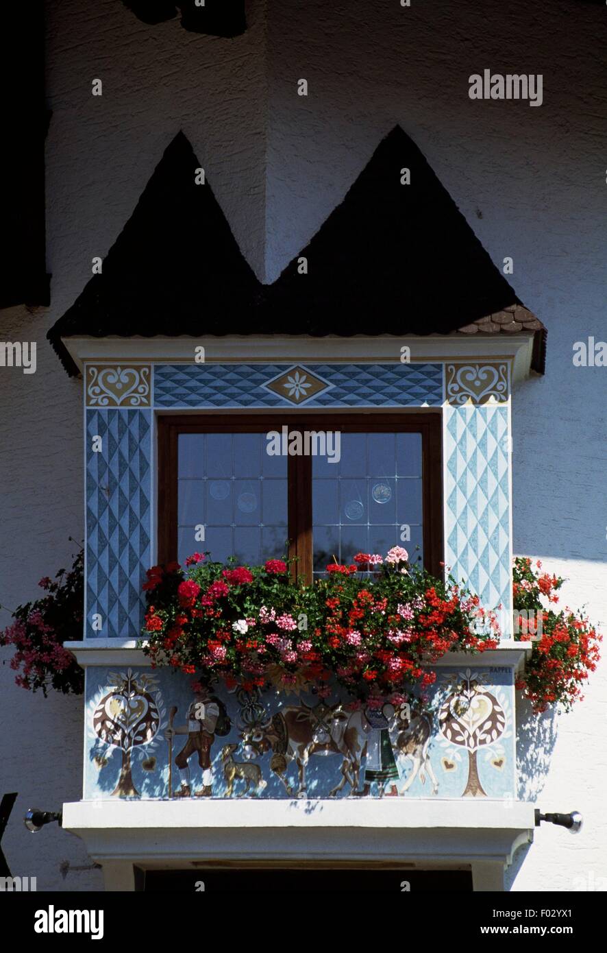 Fenêtre en saillie avec les boîtes à fleurs et décorations, Reit im Winkl, Bavière, Allemagne. Banque D'Images
