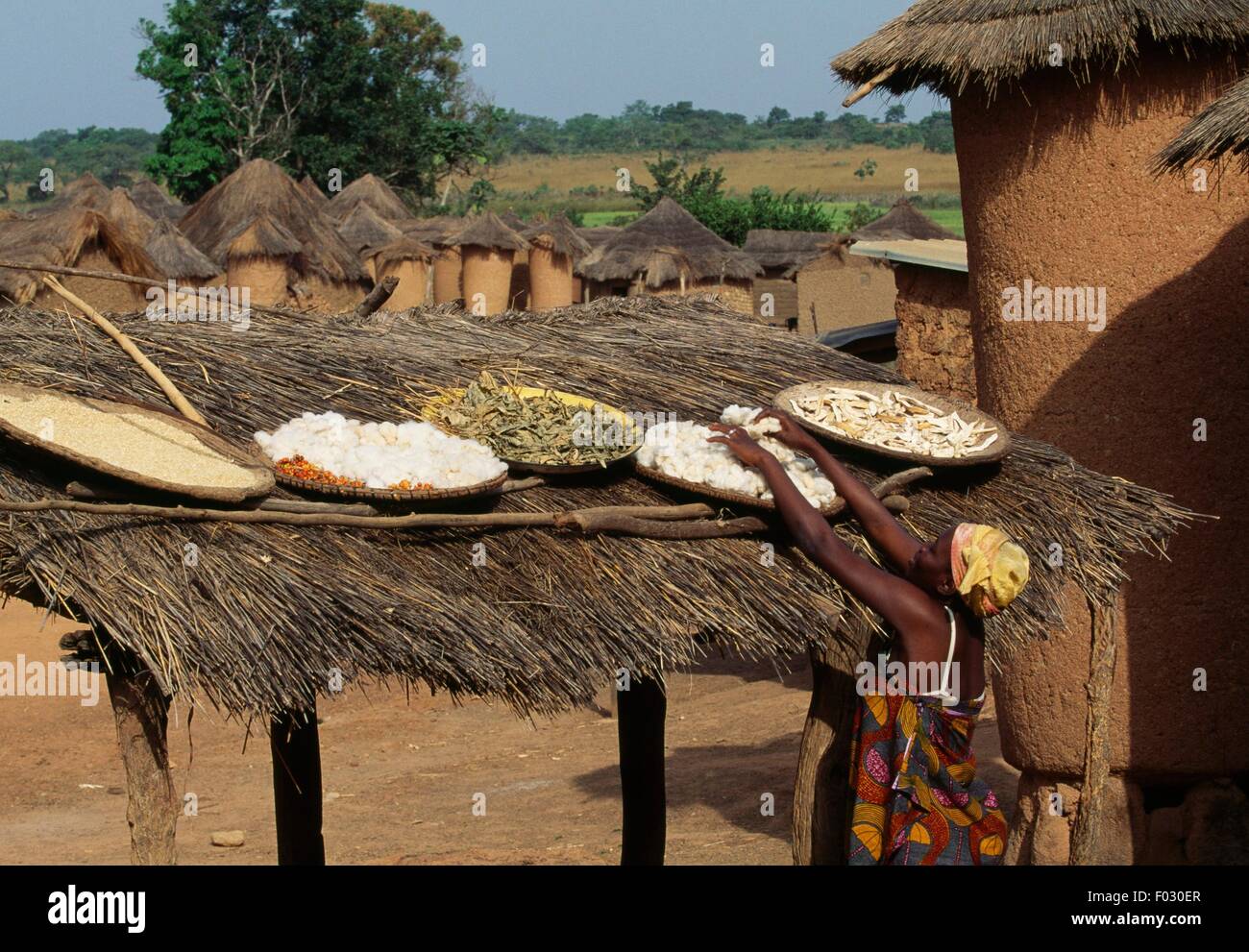 La nourriture dans le soleil sur un toit de paille, Sénoufo, Côte d'Ivoire. Banque D'Images