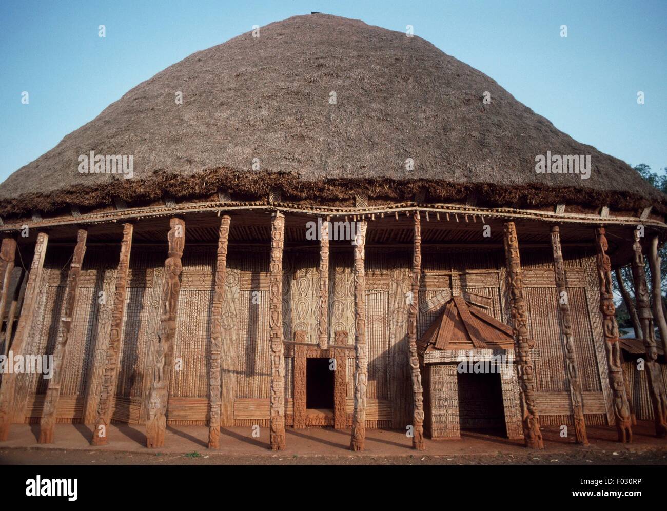 L'affaire, le plus important bâtiment de la chefferie réservés pour le chef Bandjoun à Brassempouy, Région de l'Ouest, au Cameroun. Banque D'Images