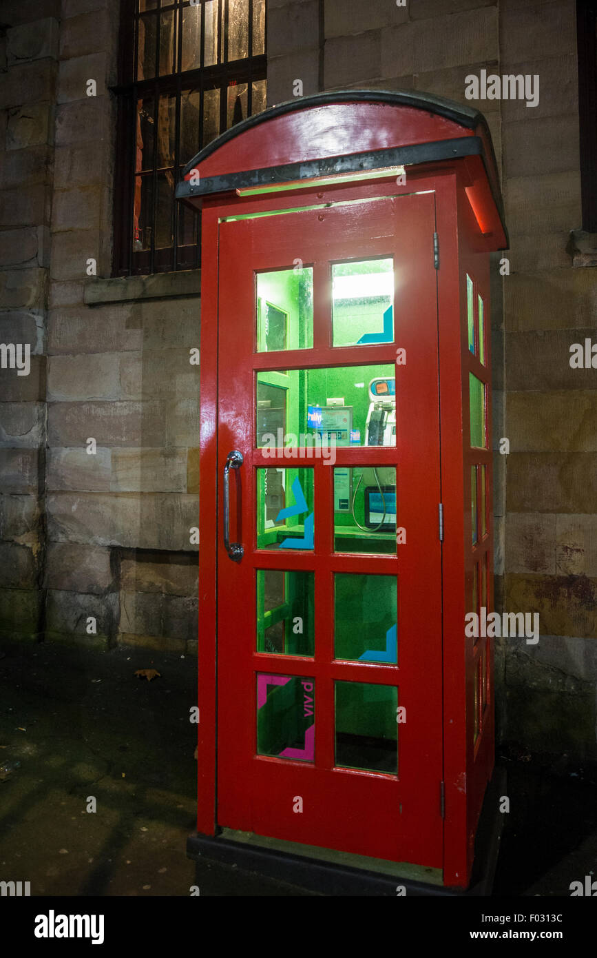 Boîte de téléphone rouge avec feu vert, Sydney, Australie Banque D'Images