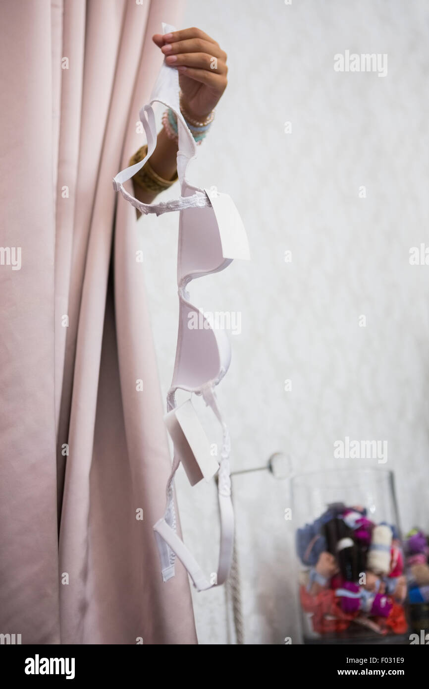 Main tenant un soutien-gorge Banque D'Images