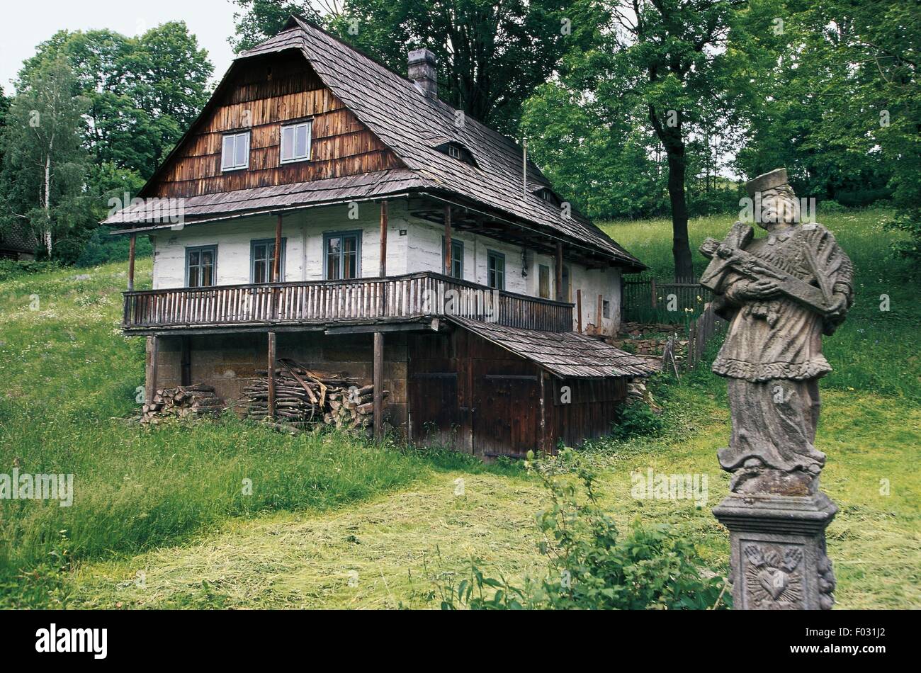 Maison en bois dans les Sudètes, Bohême, République tchèque. Banque D'Images