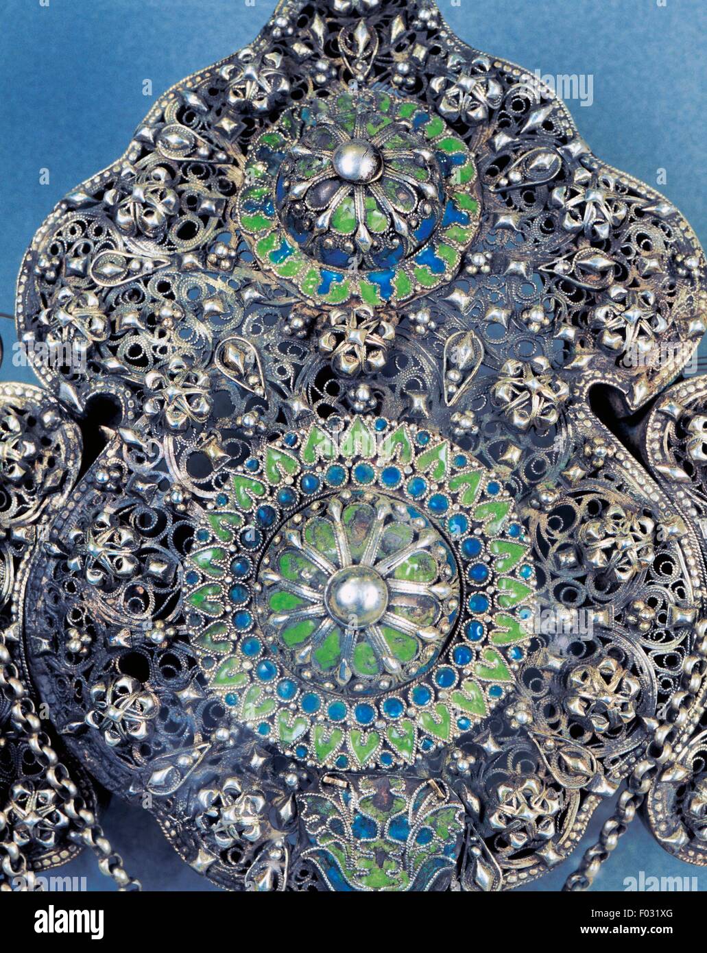 La boucle de ceinture de sécurité en filigrane d'argent et d'émail, 18e  siècle, la Turquie. Détail Photo Stock - Alamy