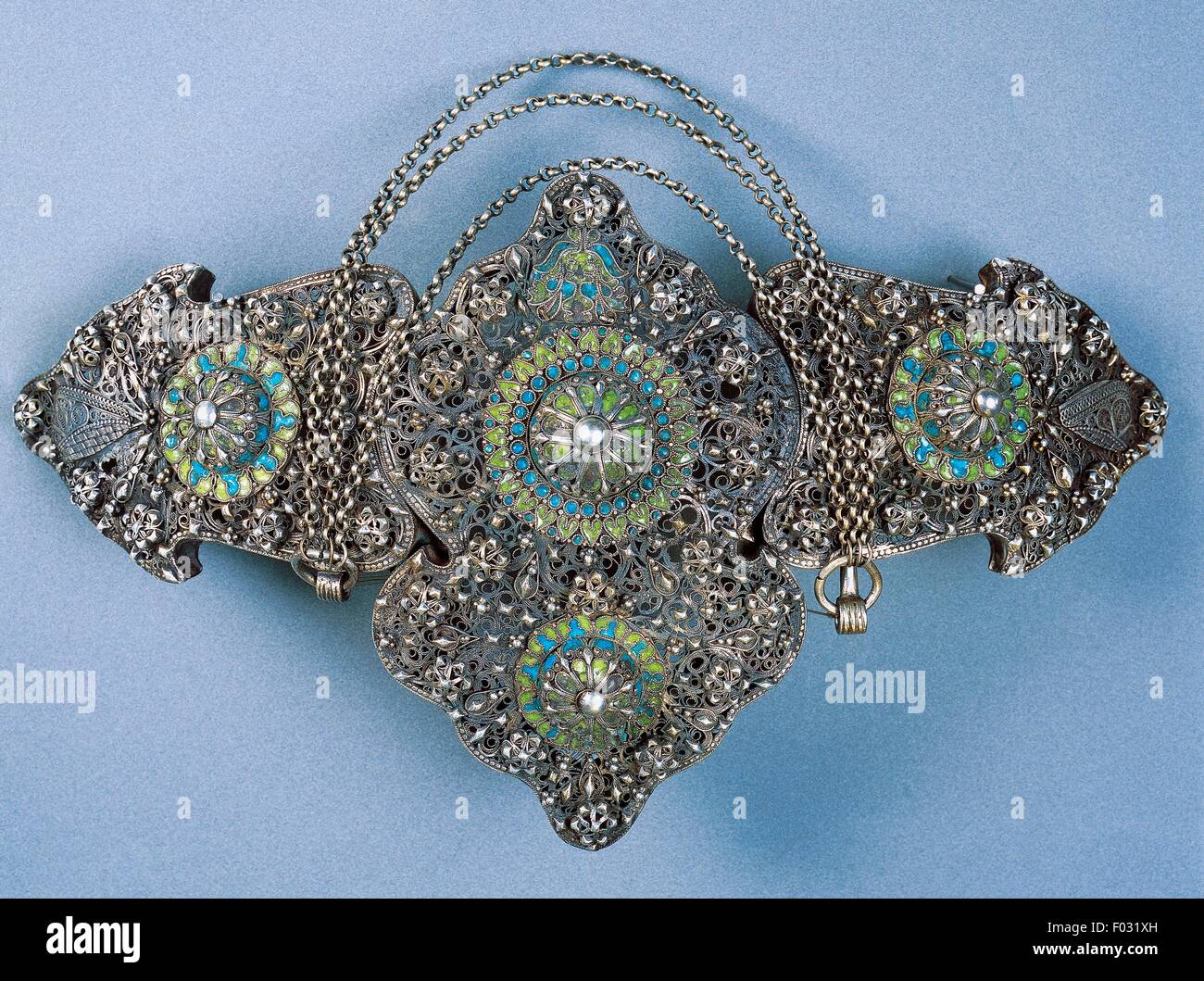 La boucle de ceinture de sécurité en filigrane d'argent et d'émail, 18e  siècle, la Turquie Photo Stock - Alamy