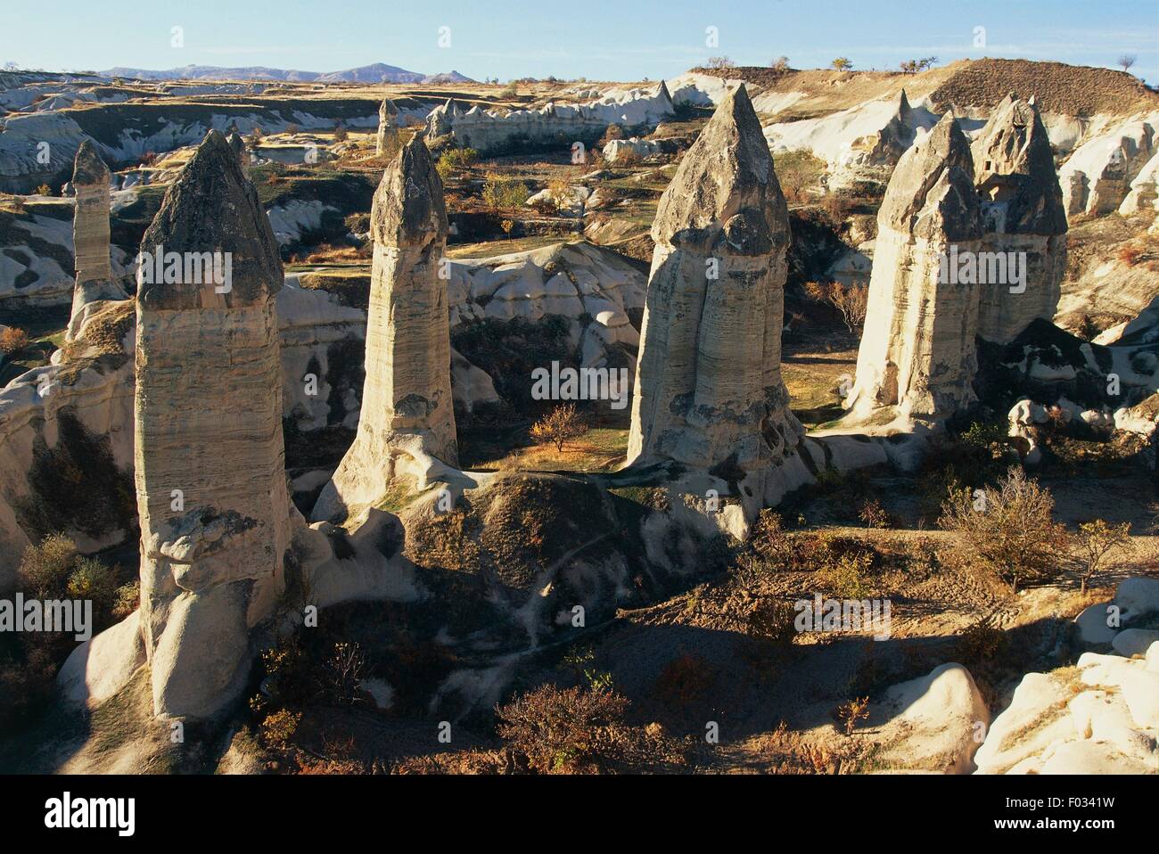 Vue aérienne de formations rocheuses appelées "cheminées de fées" dans la vallée de Göreme (Liste du patrimoine mondial de l'UNESCO, 1985) - Cappadoce, Turquie Banque D'Images
