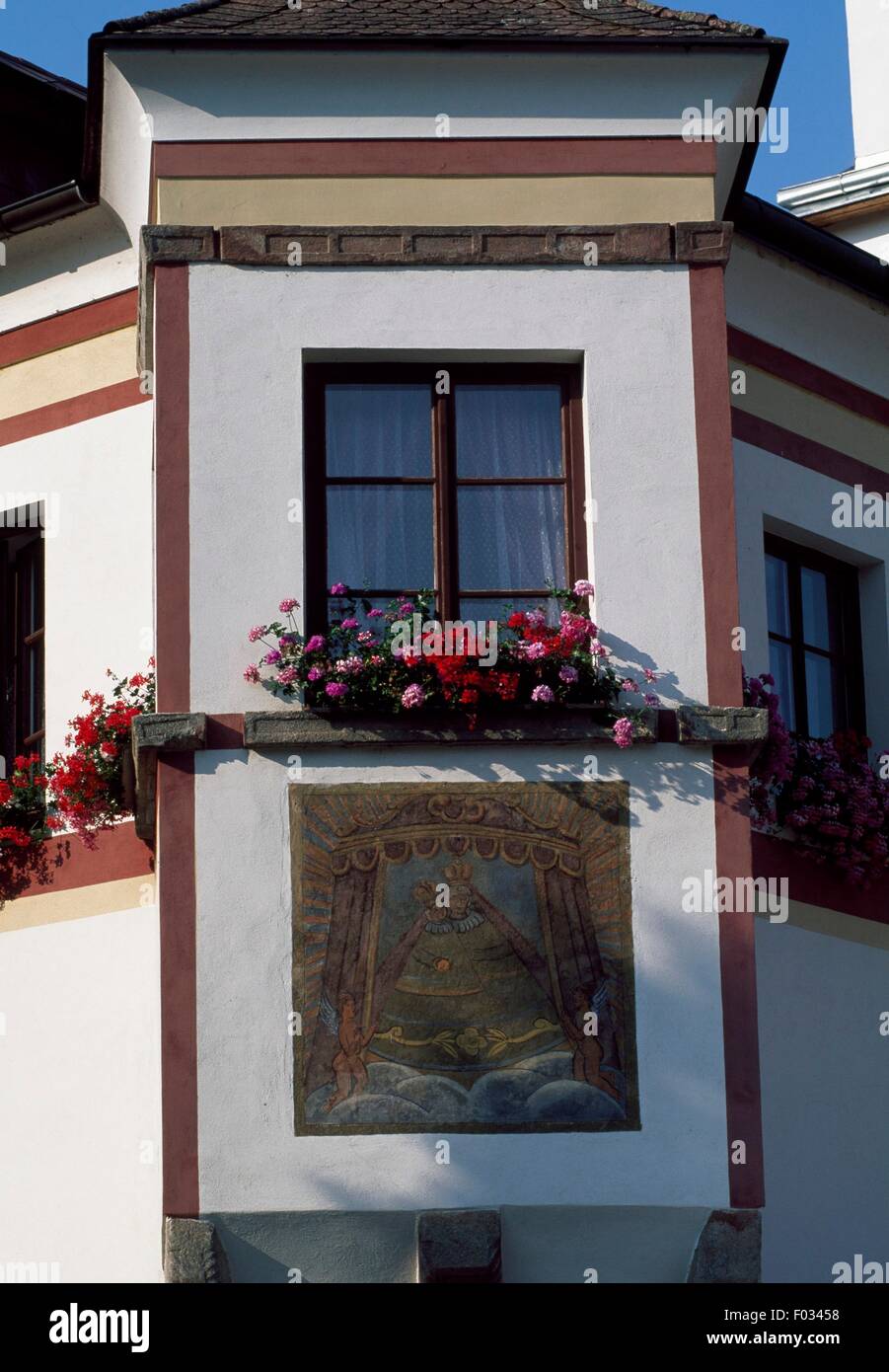 Fenêtre en saillie avec boite à fleurs, Jindrichuv Hradec, Bohême, République tchèque. Banque D'Images