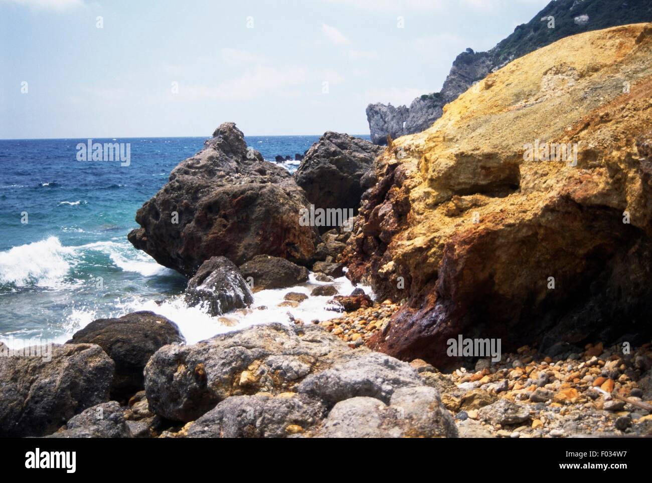 Roches avec oxydes et sulfures de fer à Cala dell'allume, l'île de Giglio, l'Arcipelago Toscano National Park, Toscane, Italie. Banque D'Images