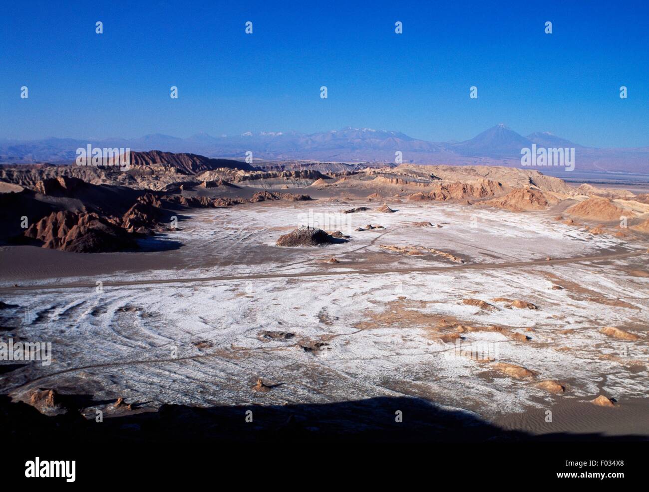 Vallée de la Lune, une dépression dans le désert entouré de collines avec des affleurements salins, Désert d'Atacama, au Chili. Banque D'Images