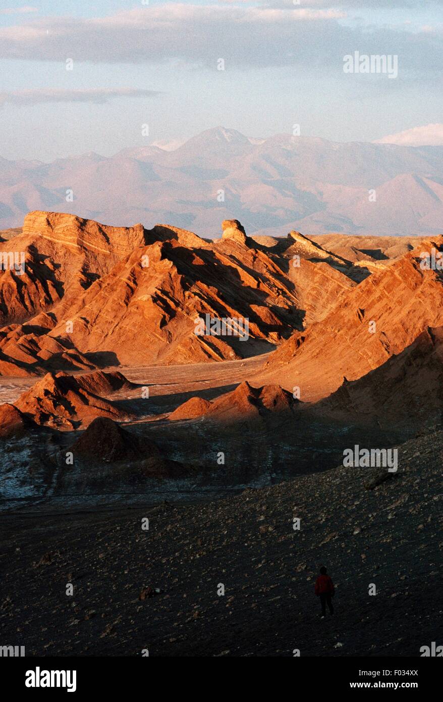 Vallée de la Lune, une dépression dans le désert entouré de collines avec des affleurements salins, Désert d'Atacama, au Chili. Banque D'Images