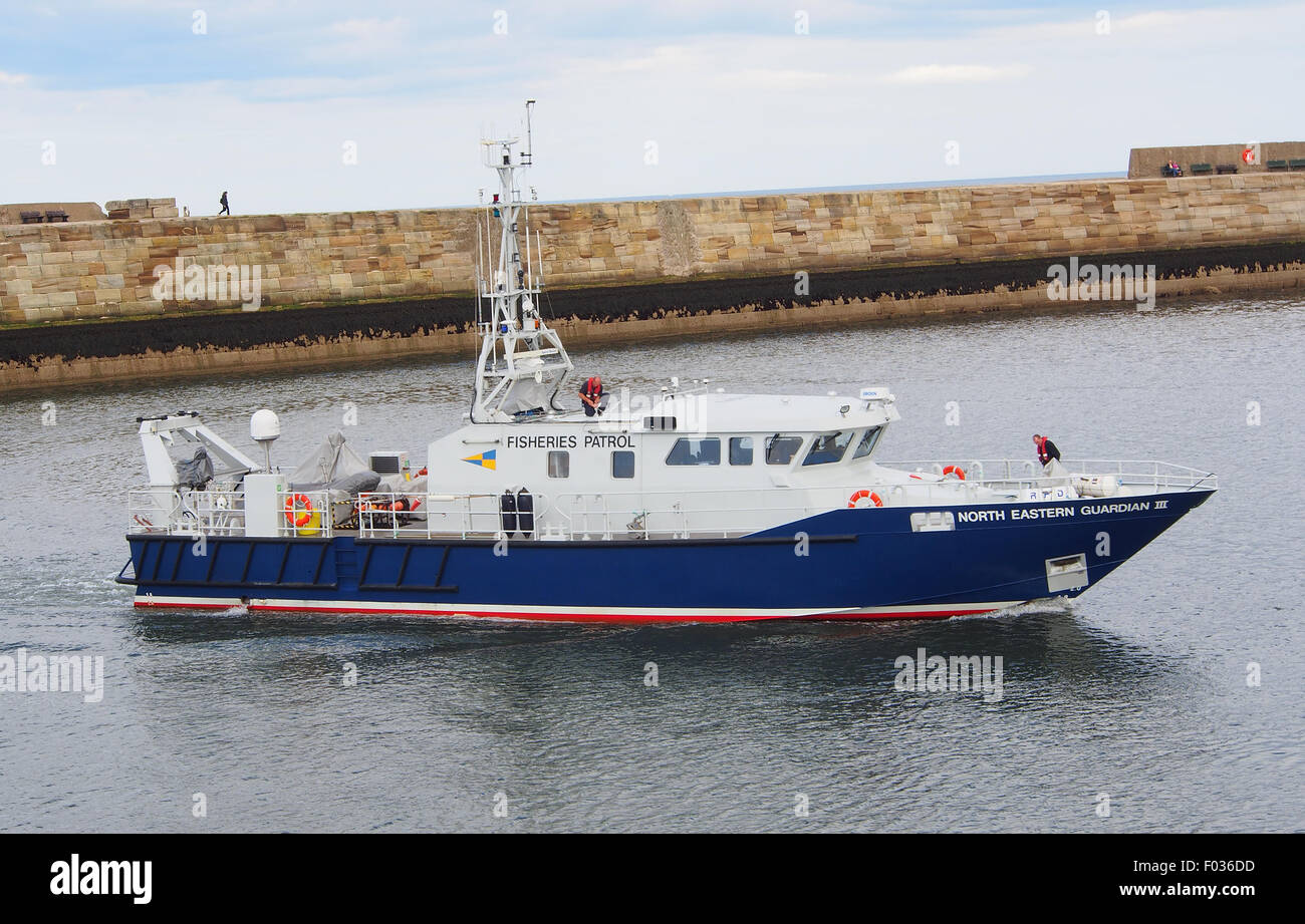 Le navire de protection des pêches du nord-est de Guardian III entrant dans le port de Whitby - North Yorkshire, Angleterre, Royaume-Uni. Banque D'Images