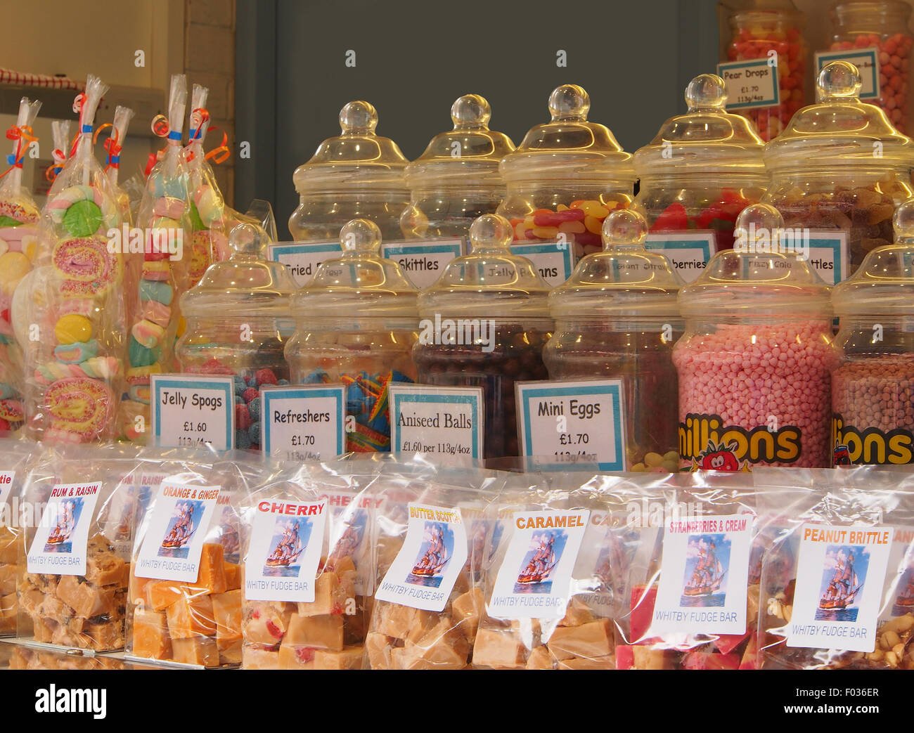 Décrochage du marché traditionnel de la vente de bonbons, chocolat, fudge et seaside rock à Whitby, North Yorkshire, Angleterre, Royaume-Uni. Banque D'Images