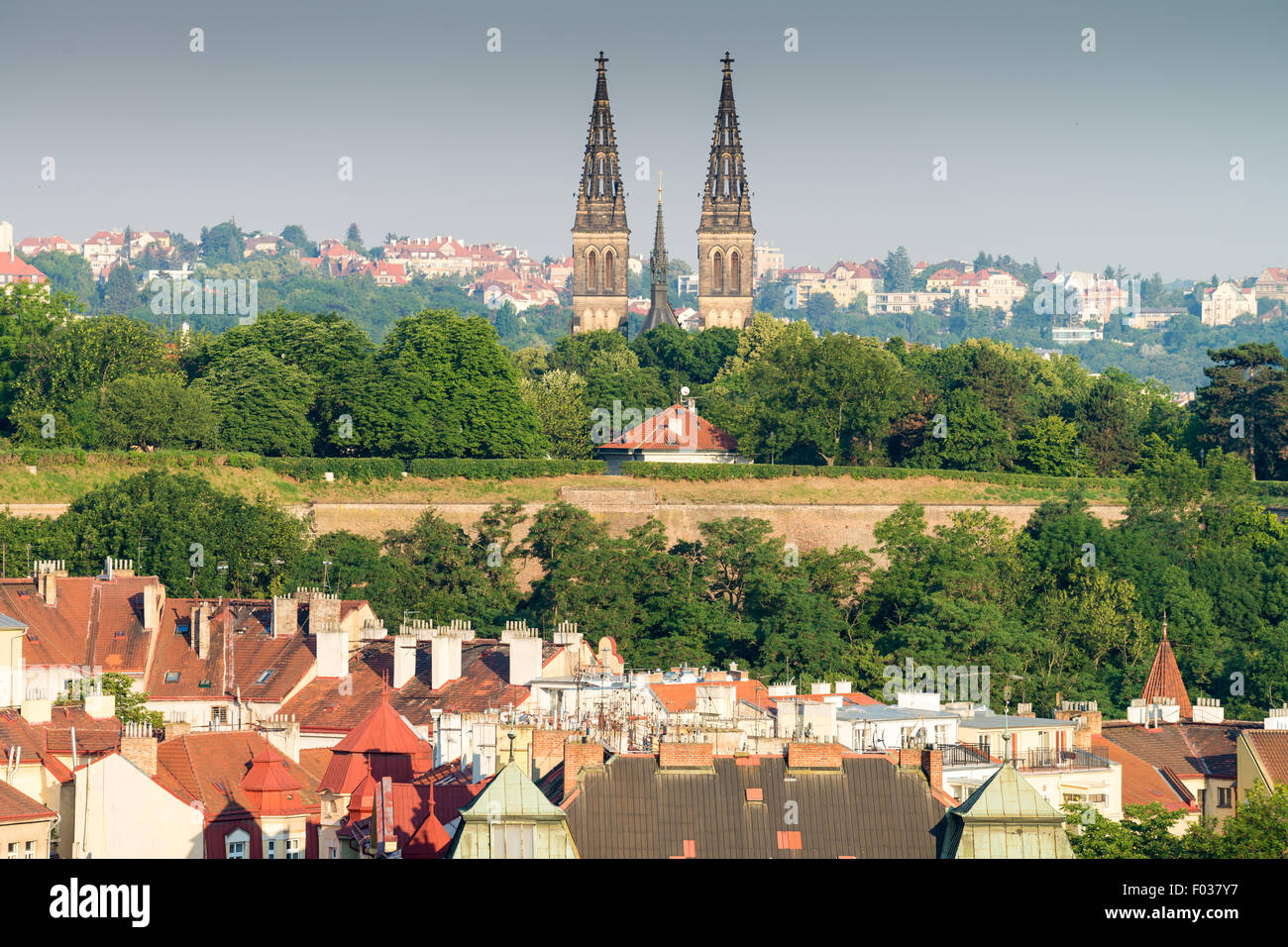 Vysehrad, Prague, République tchèque - Tours de l'église capitulaire de Saint Pierre et Paul Banque D'Images