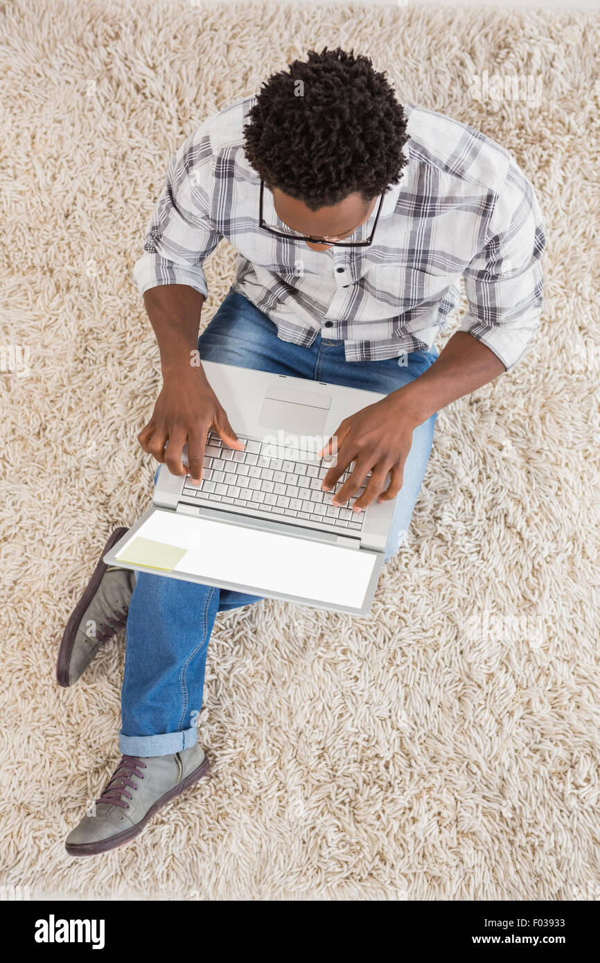 Young businessman typing sur l'ordinateur portable Banque D'Images