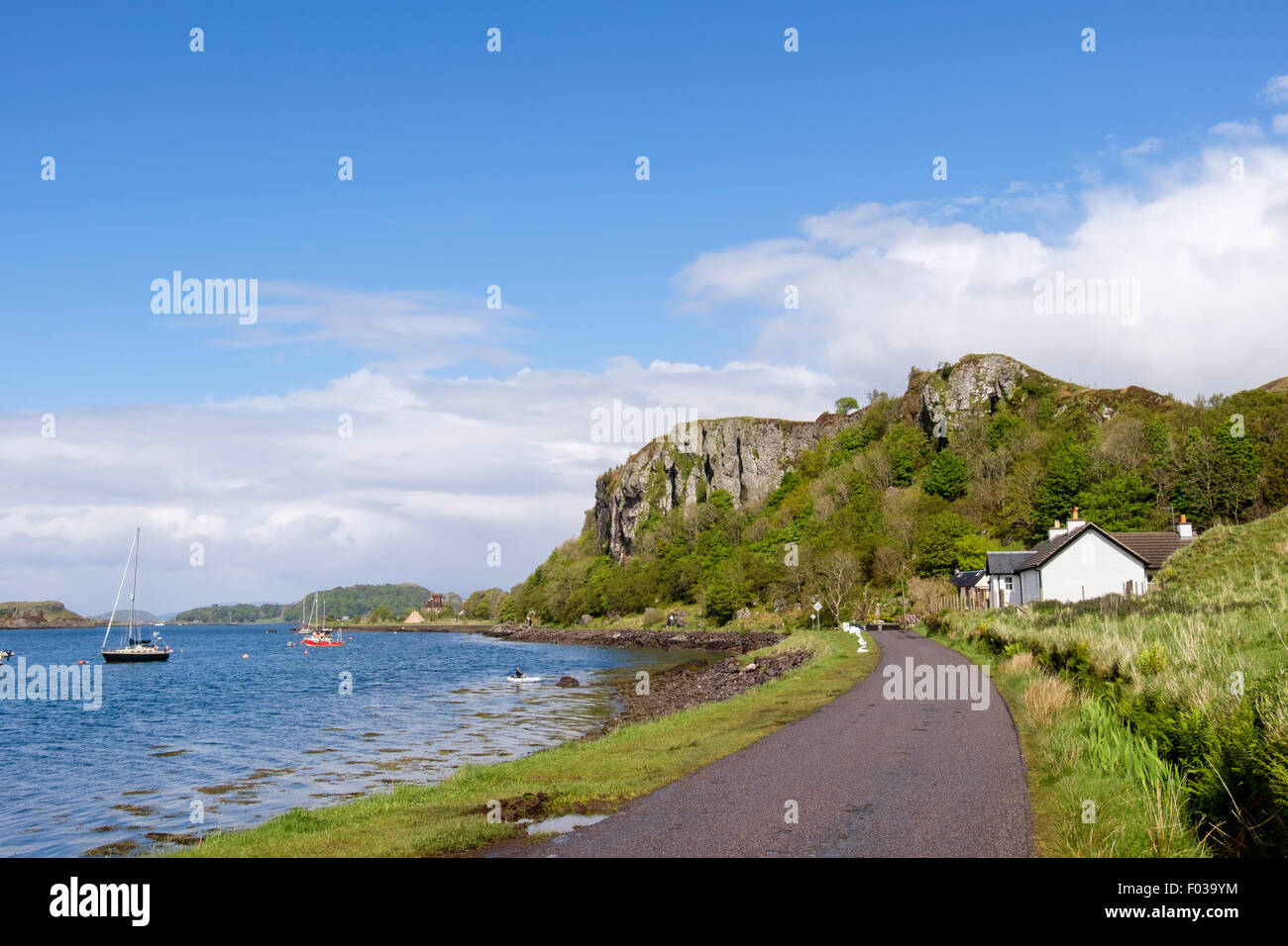 Ardbhan Craigs sur route de la côte à côté de Kerrera Sound Gallanach près de Oban, Argyll and Bute, Ecosse, UK, Grande-Bretagne Banque D'Images