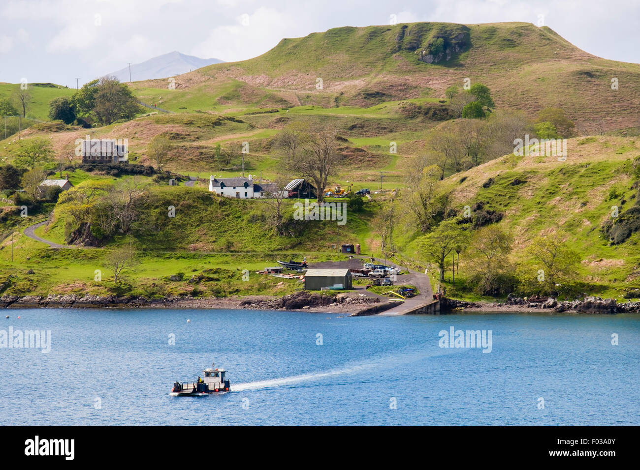 Petit bateau de l'île de Kerrera au continent à travers son de Kerrera sur la côte ouest, près de Oban, Argyll and Bute, Ecosse, Royaume-Uni, Banque D'Images