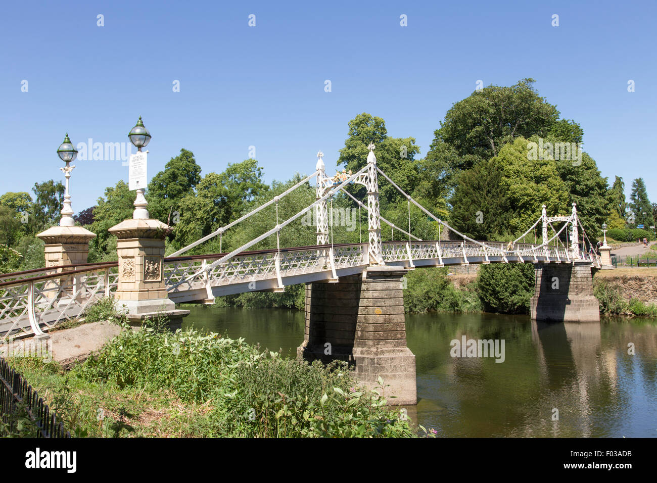 La Passerelle Victoria traversant la rivière Wye dans Hereford, Herefordshire, Angleterre, RU Banque D'Images La Passerelle Victoria traversant la rivière Wye dans Hereford, Herefordshire, Angleterre, RU Banque D'Images