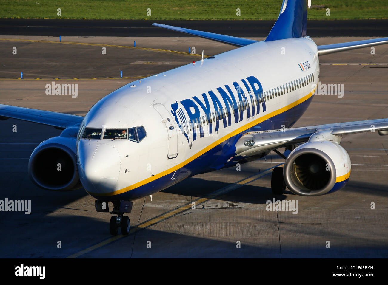 Ryanair Boeing 737-800 taxis pour le terminal 3 de l'aéroport de Manchester. Banque D'Images