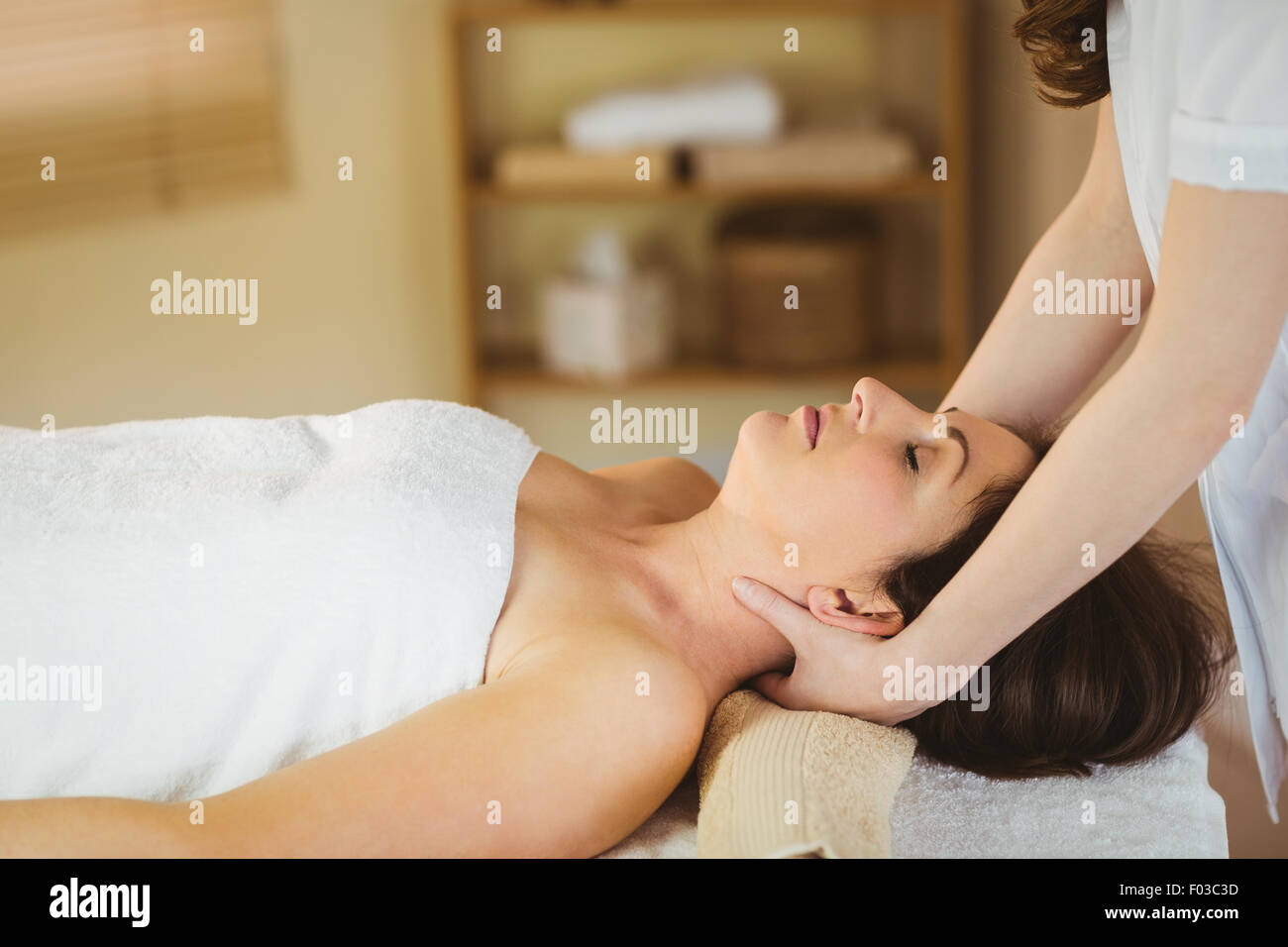 Young woman getting a massage Banque D'Images