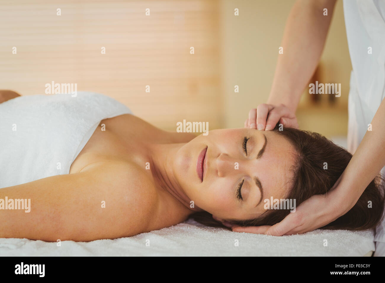 Young woman getting a massage Banque D'Images